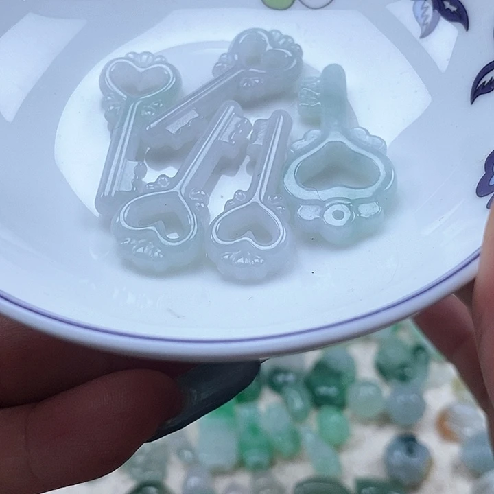 翡翠未镶嵌吊坠(不含链)一个30