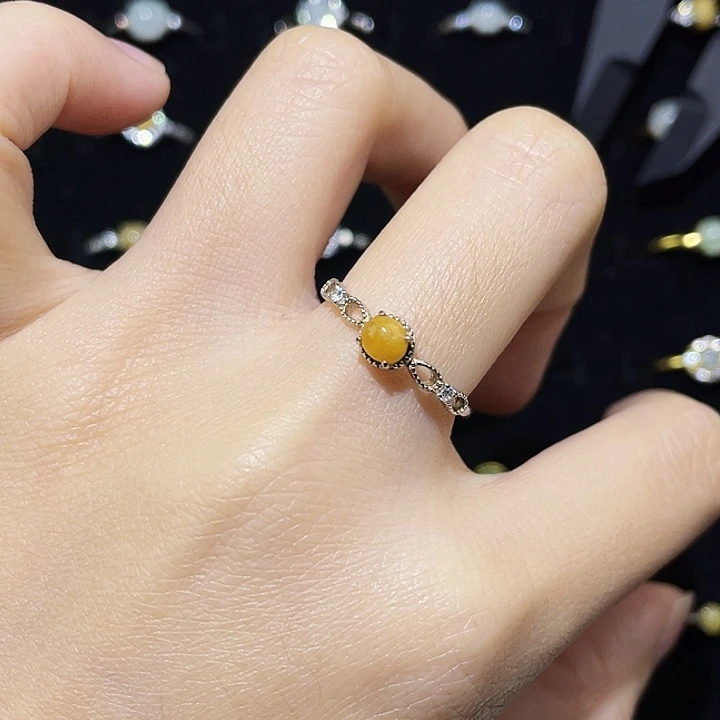 翡翠未镶嵌颈饰戒指