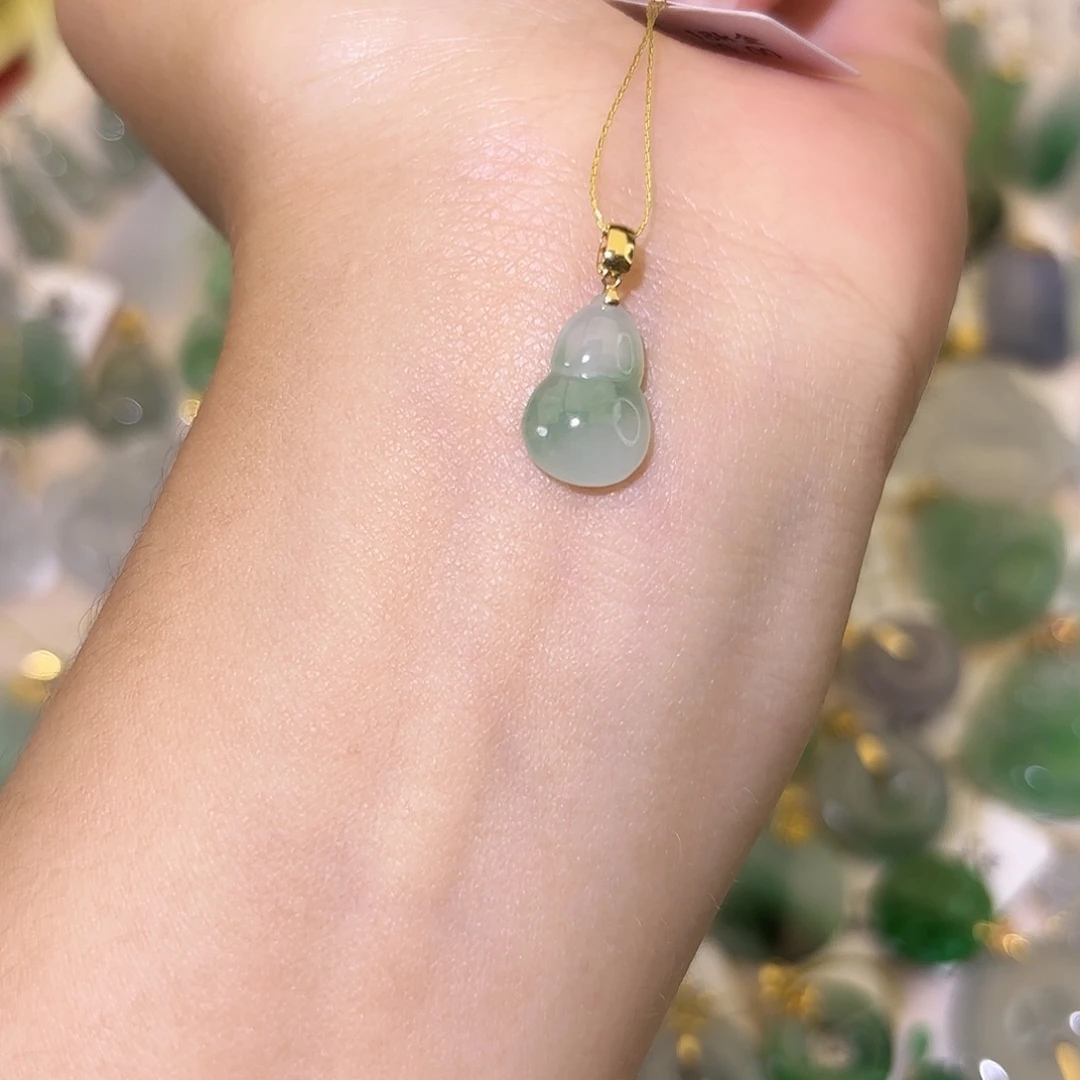 翡翠18K金镶嵌颈饰葫芦