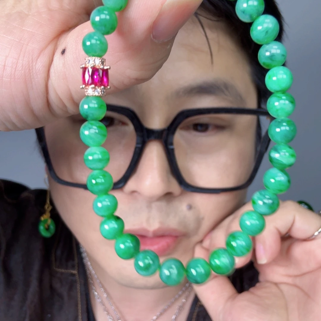 翡翠未镶嵌颈饰一件