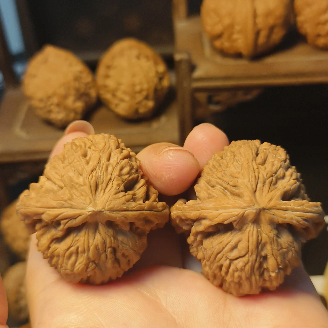 精品头货南疆石狮子头原色粗棱手把件