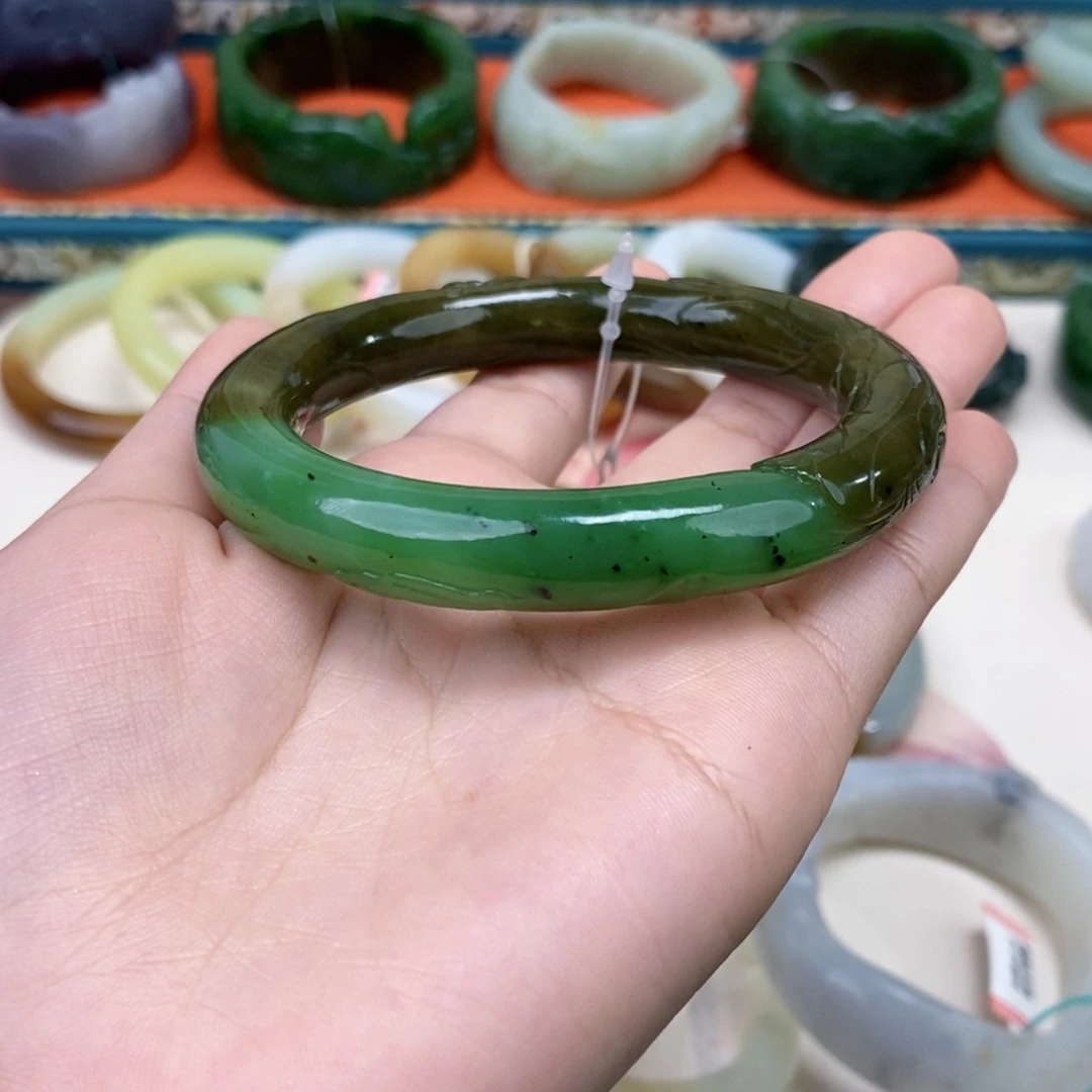 向***花和田玉未镶嵌手镯