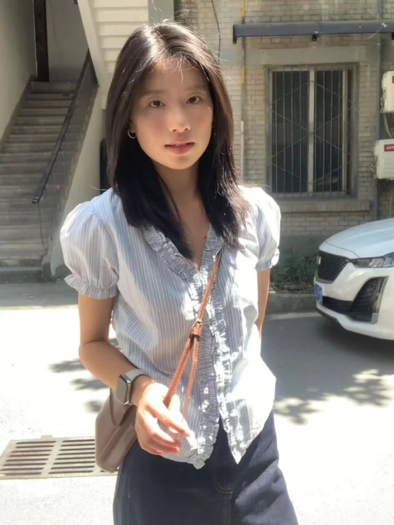 设计感蓝色木耳边条纹泡泡袖衬衫女夏季小众减龄V领掐腰短袖上衣