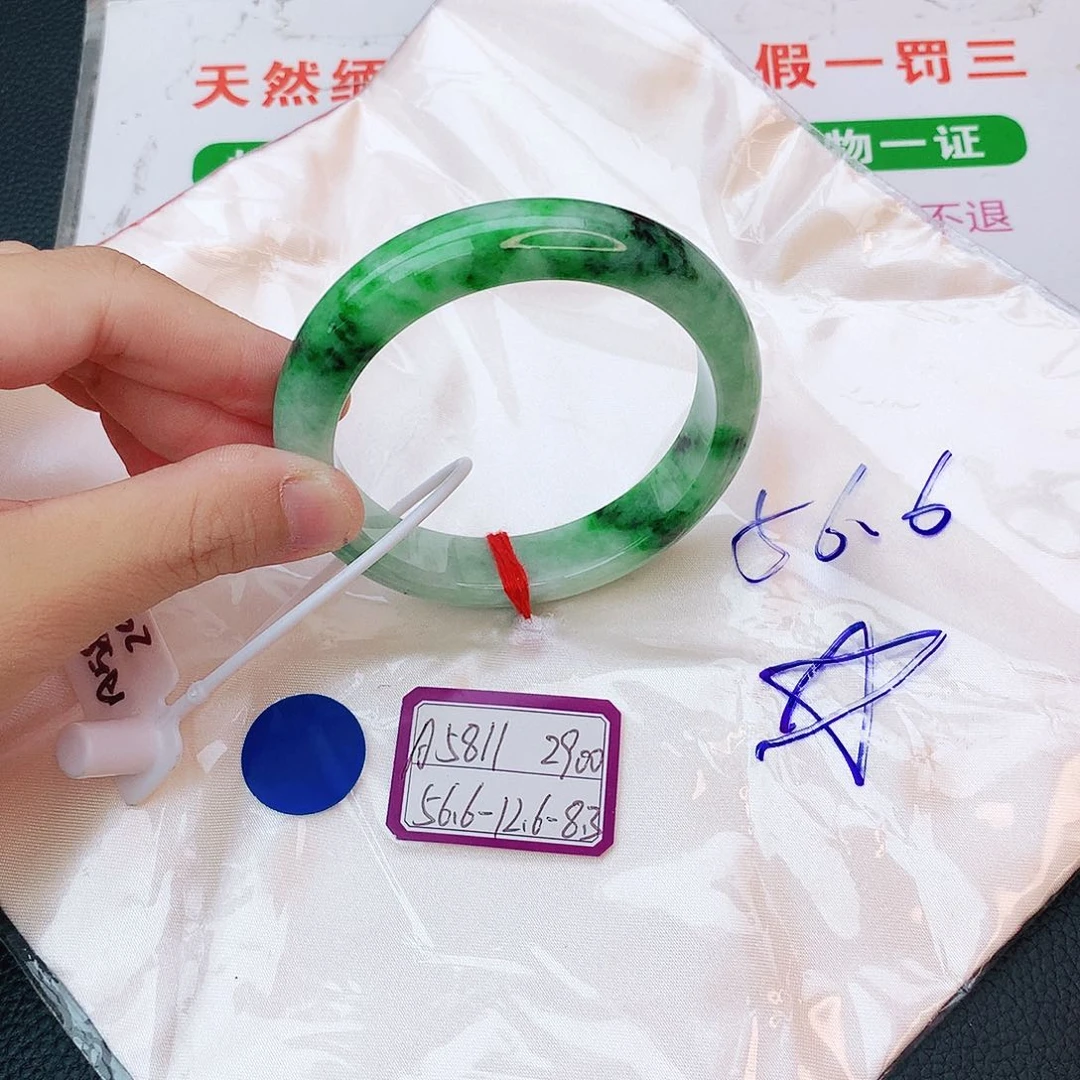 翡翠手镯未镶嵌翡翠