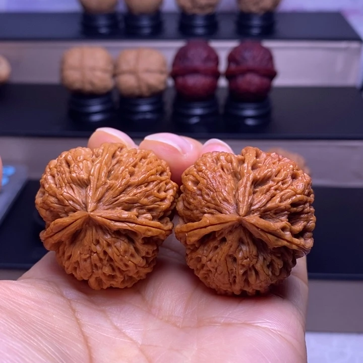 文玩核桃把件盘龙玉凤三楞42