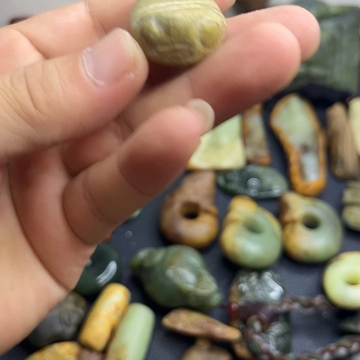 道***旧未镶嵌岫岩河磨玉（透闪石质玉）挂件