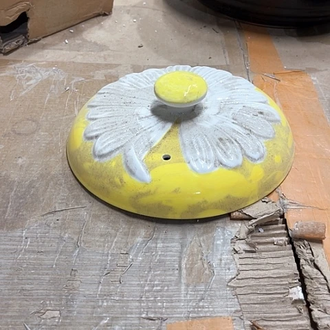 微瑕，不明火，约口径20厘米，黄