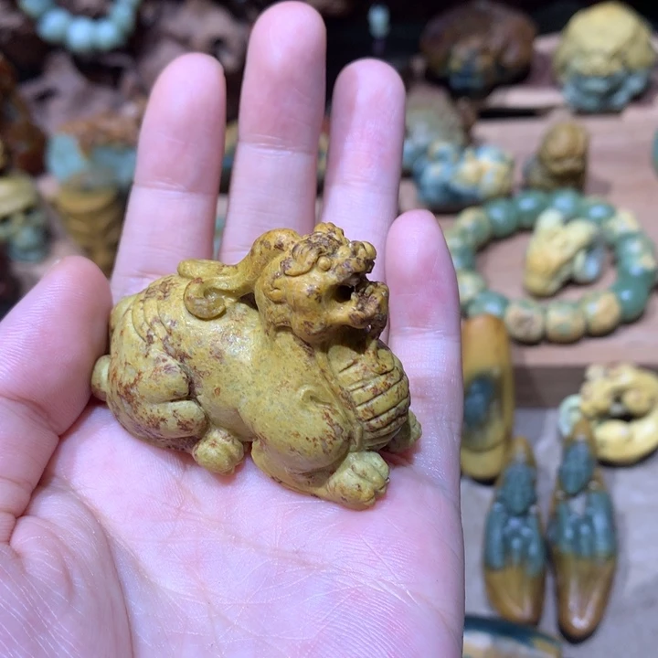 未镶嵌岫岩河磨玉（透闪石质玉）把件