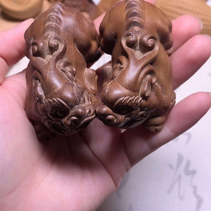 廉***矣檀香木一对貔貅全品