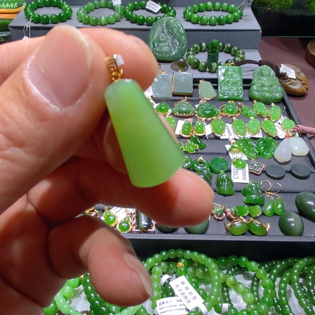 颈饰18K金镶嵌和田玉（碧玉）大**汤