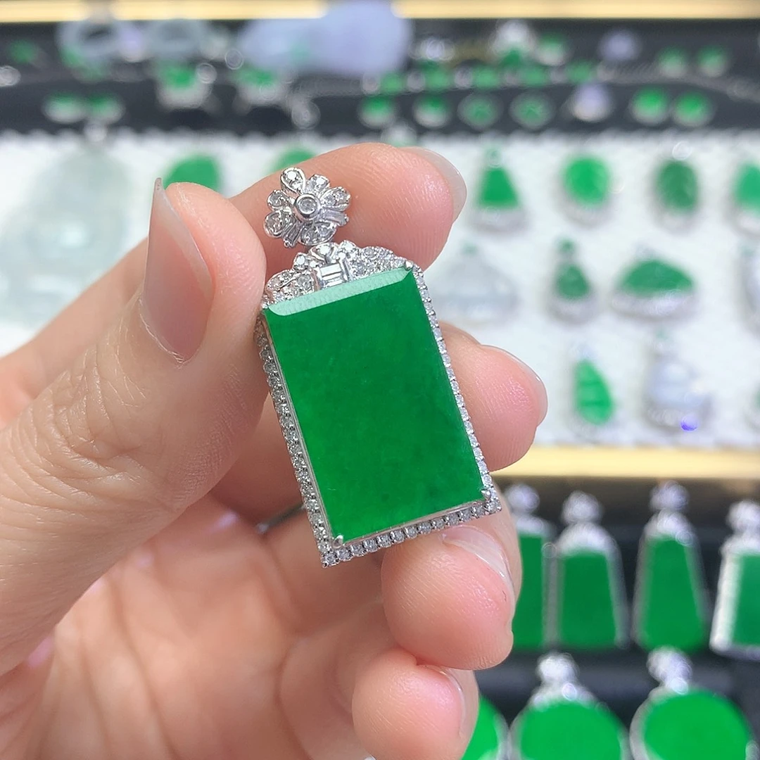 颈饰18K金镶嵌翡翠吊坠