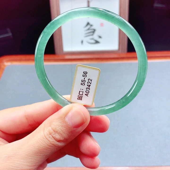 未镶嵌手镯翡翠圆镯