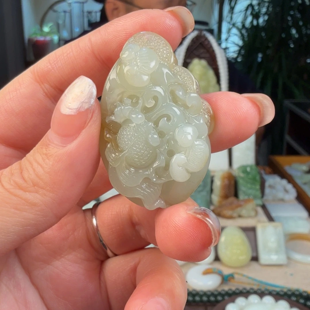 阿***雷和田玉未镶嵌颈饰
