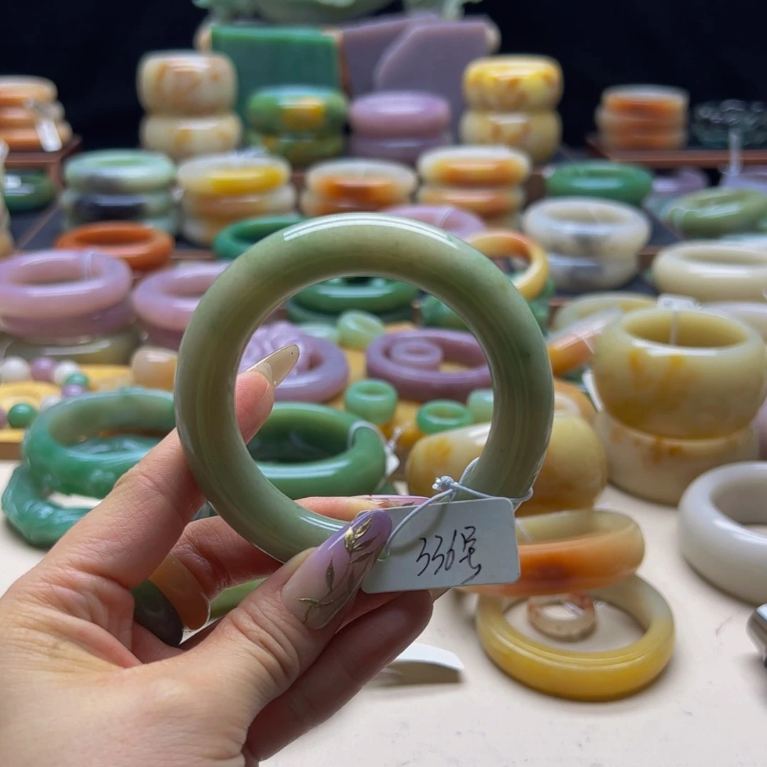 石英质玉手镯未镶嵌