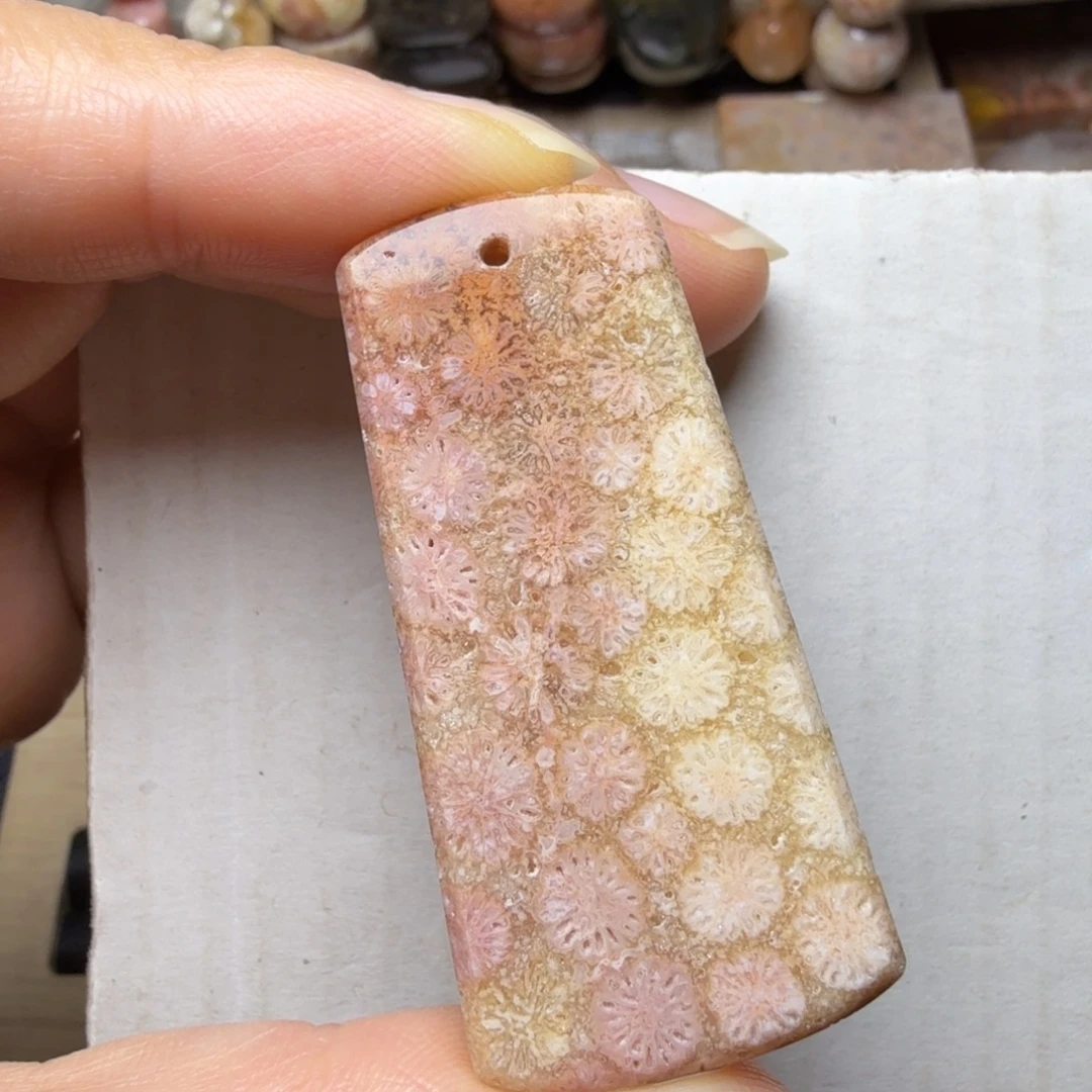 硅化玉未镶嵌闪闪的桃花朵朵开