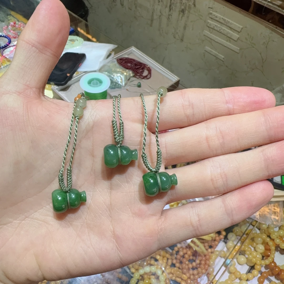 天然和田玉碧玉葫芦吊坠多样性拍一发一有矿点介意勿拍x
