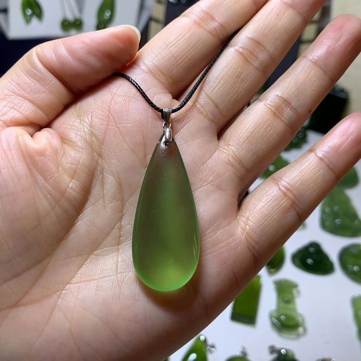 岫玉未镶嵌颈饰吊坠