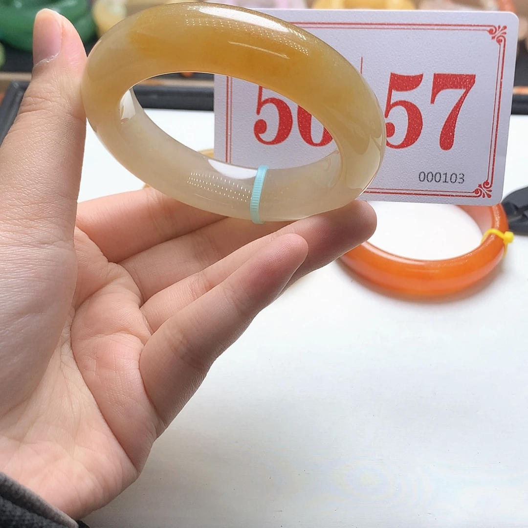 未镶嵌石英质玉（黄龙玉）手镯
