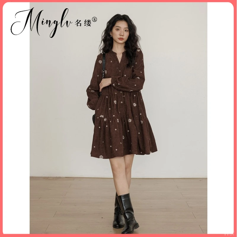 名缕新2025年春秋女装设计绣花v领重工业女装小优雅中长裙女长袖