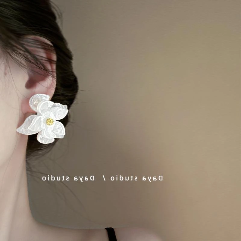 铜合金锆石耳饰 云雾栀子白 仙法式复古亚克力花朵耳环轻奢高级感