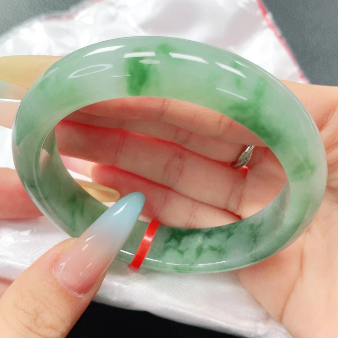 翡翠手镯未镶嵌57。