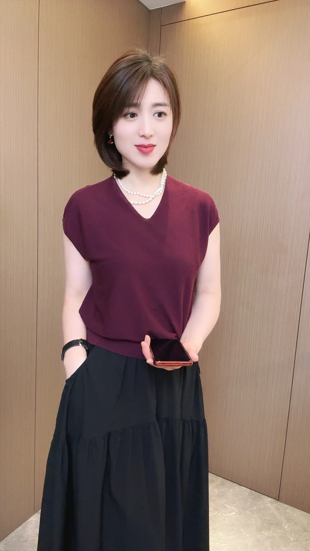 柏澜慧琳雍容华贵气质范简约V领时尚针织T恤背心2B25071