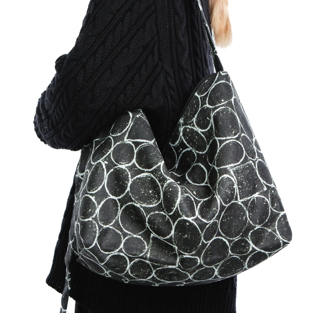 无则艺【宽肩带】大容量休闲百搭单肩斜挎包黑圈圈宽肩带设计