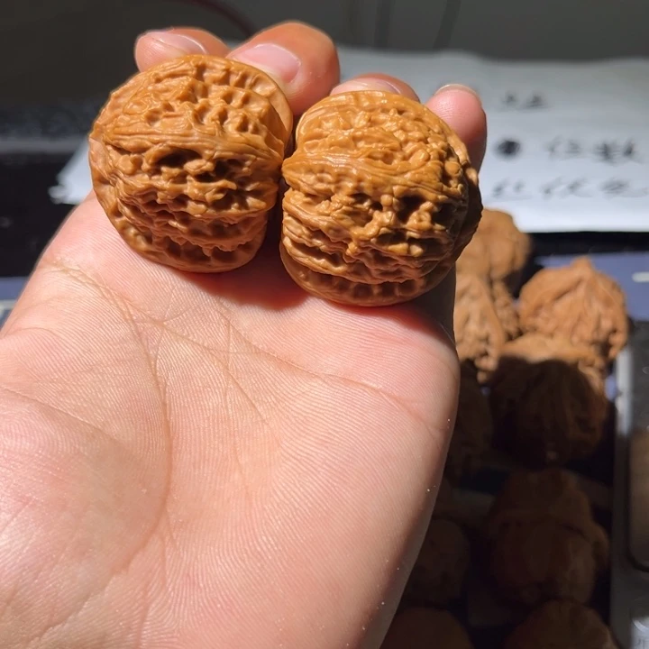 文玩核桃吊坠白狮子三角40全品