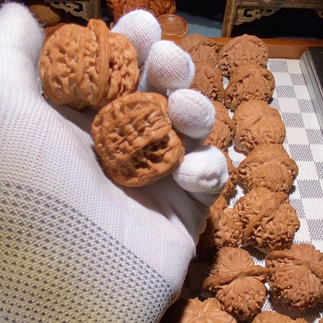 文玩核桃吊坠落**发三角白