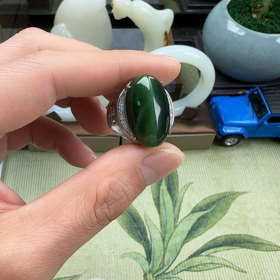 和田玉未镶嵌颈饰老坑菠菜绿绿猫