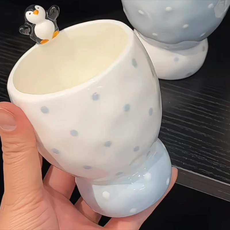大美陶瓷｜立体浮雕企鹅手握杯白色