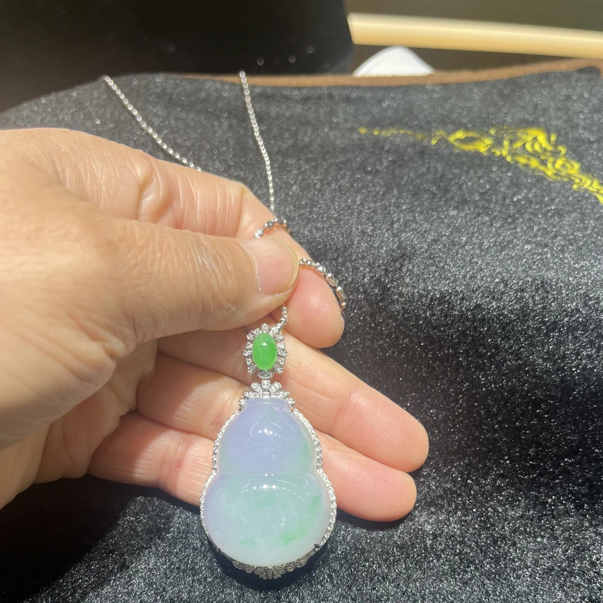 翡翠A货1 8 K 金镶嵌一刀切春彩胖葫芦吊坠