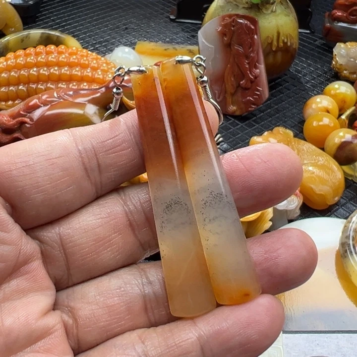 石英质玉（黄龙玉）颈饰未镶嵌