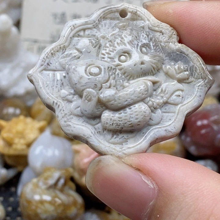 颈饰未镶嵌硅化珊瑚（珊瑚玉）