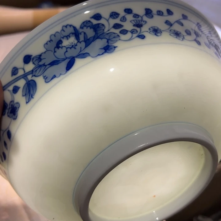 手绘九寸微瑕斗碗