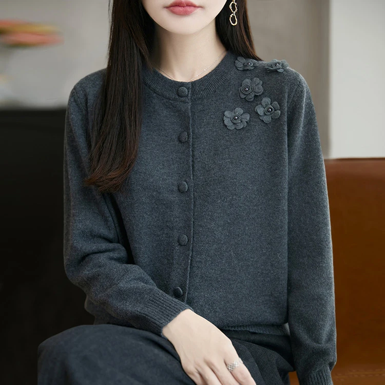 鄂尔多斯市羊毛衫女重工珍珠花朵名媛毛衣开衫外搭短款毛衣外套春