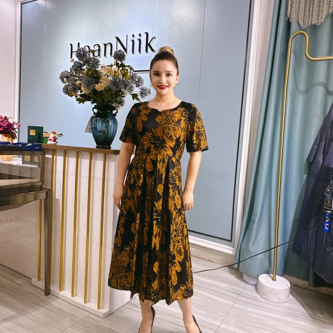 韩妮克2025年法式名媛风秀场提花精致显瘦连衣裙