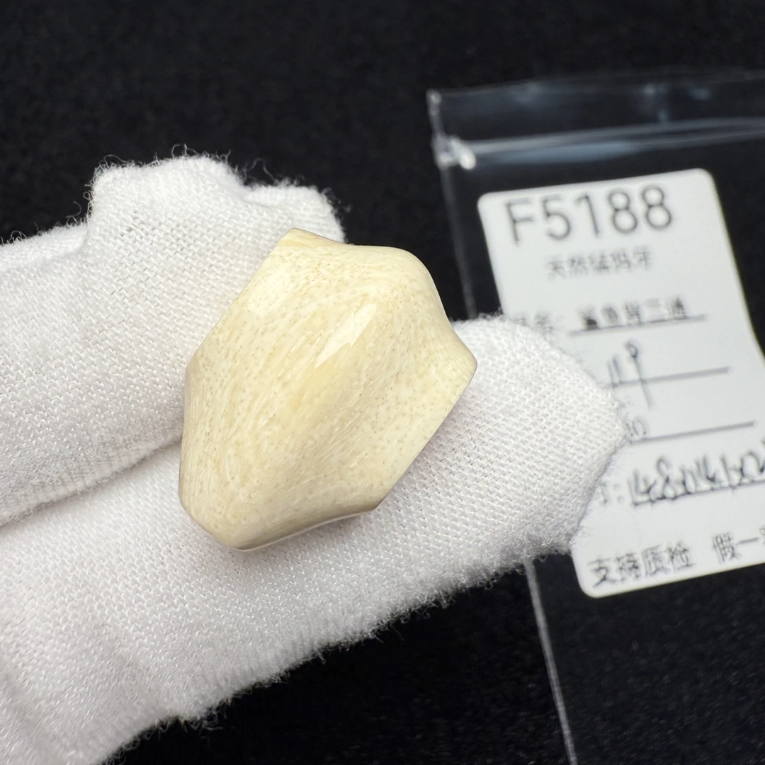 F5188猛犸象牙鲨鱼背一体三通冰料果冻料14.8*14.1*21mm
