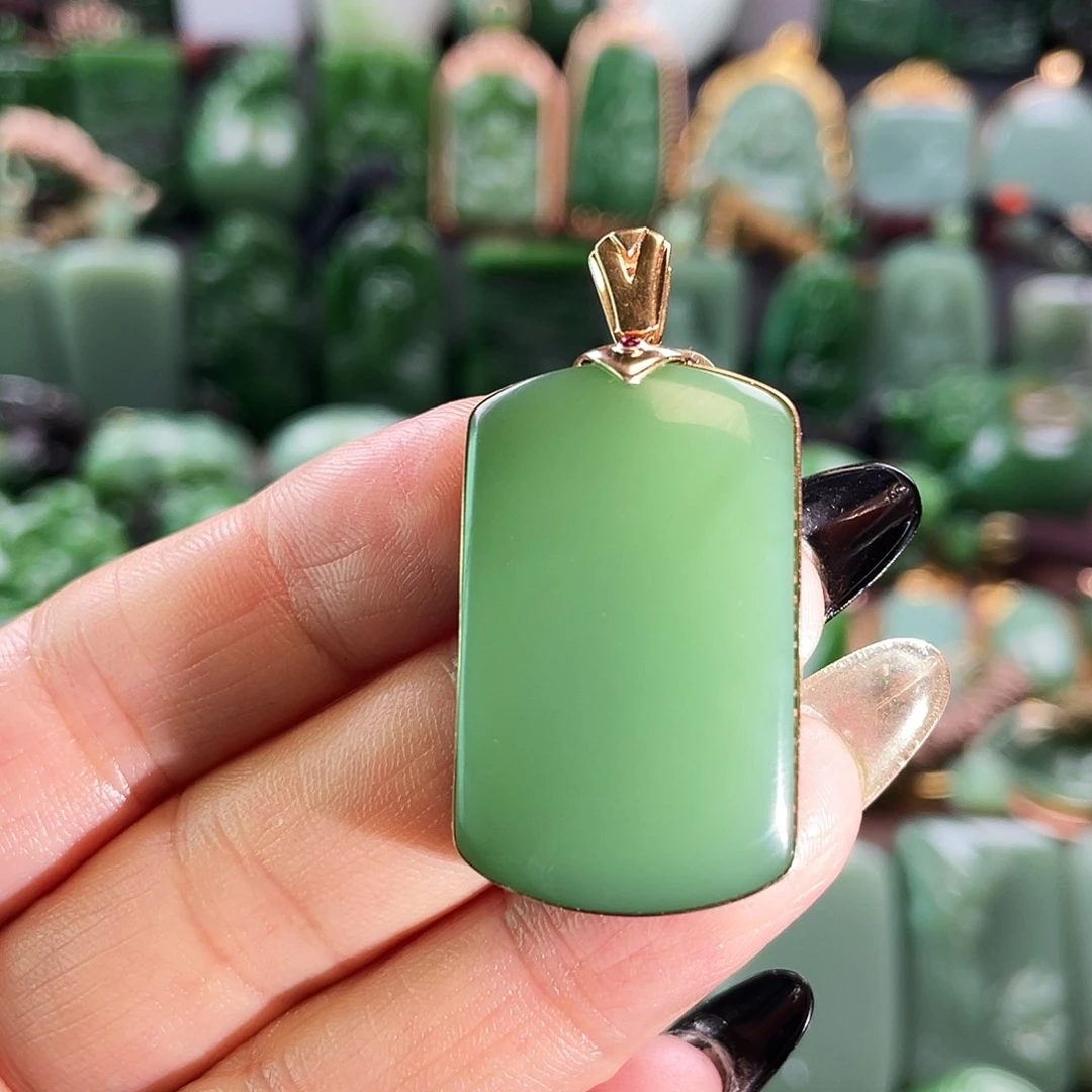 和田玉挂件18K金镶嵌b****u