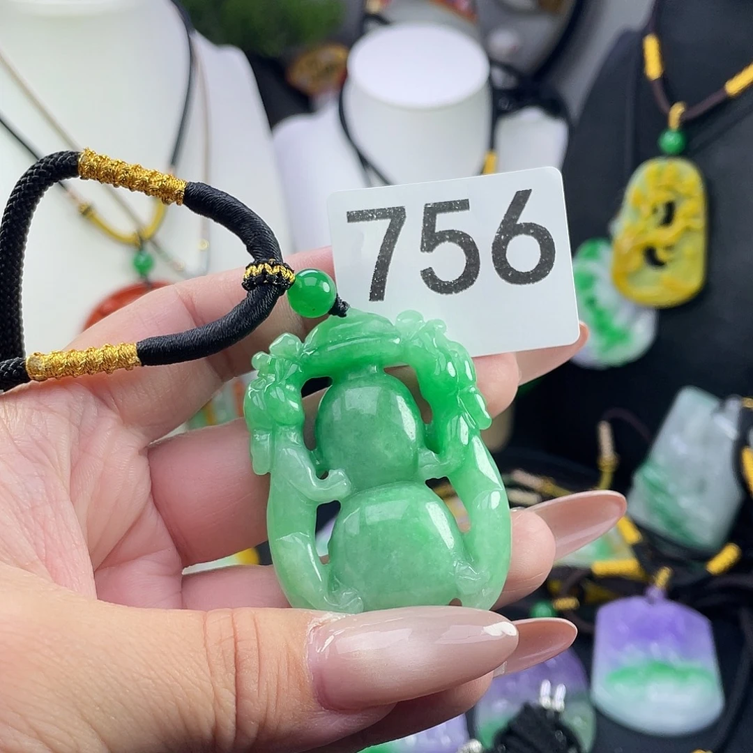 翡翠未镶嵌吊坠(赠链)