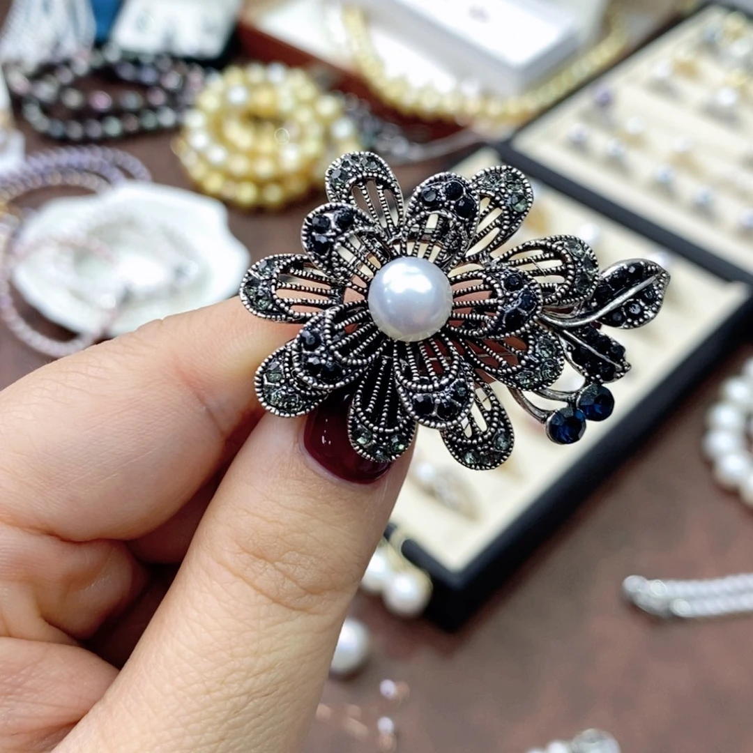 淡水珍珠合金胸饰