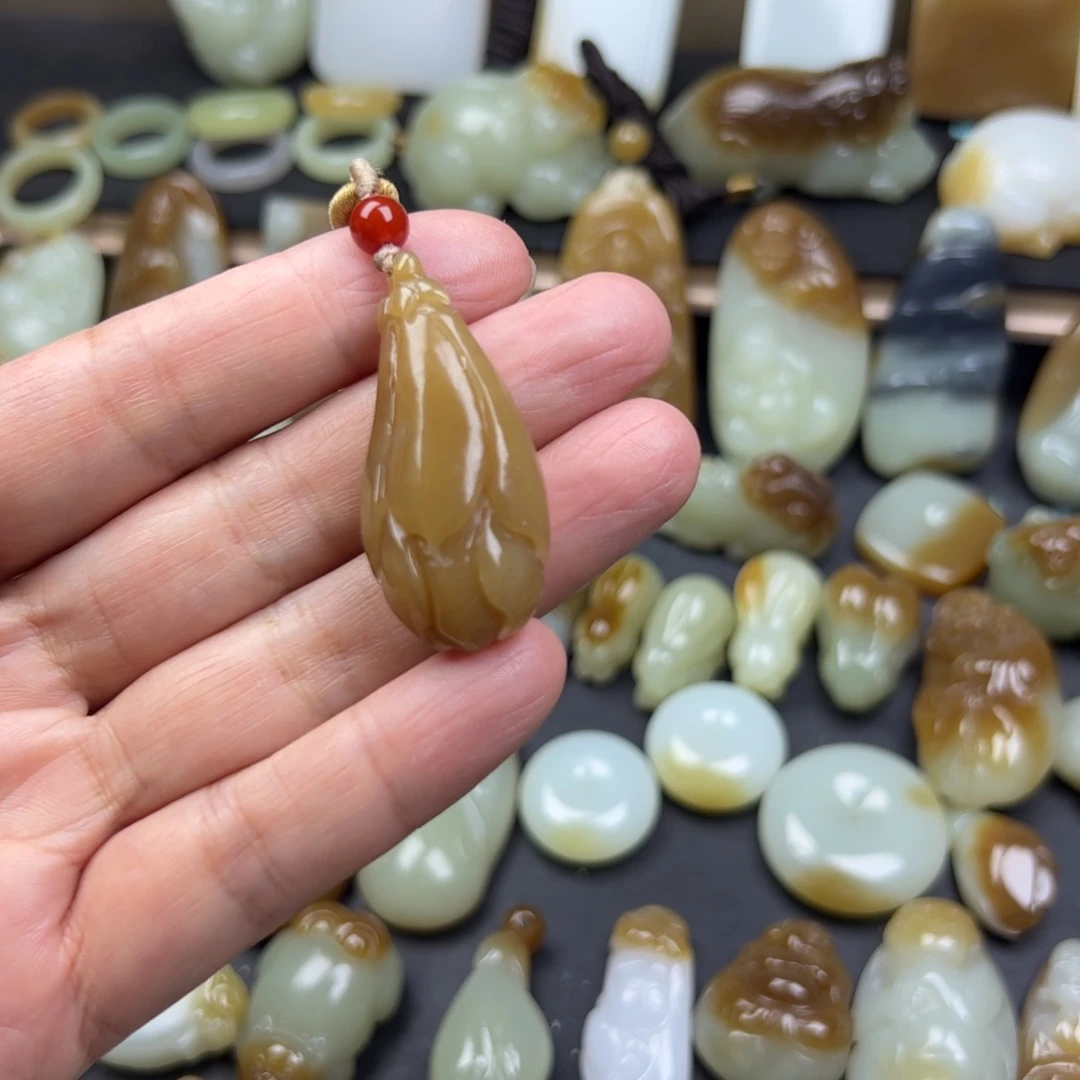 颈饰未镶嵌和田玉（糖玉）