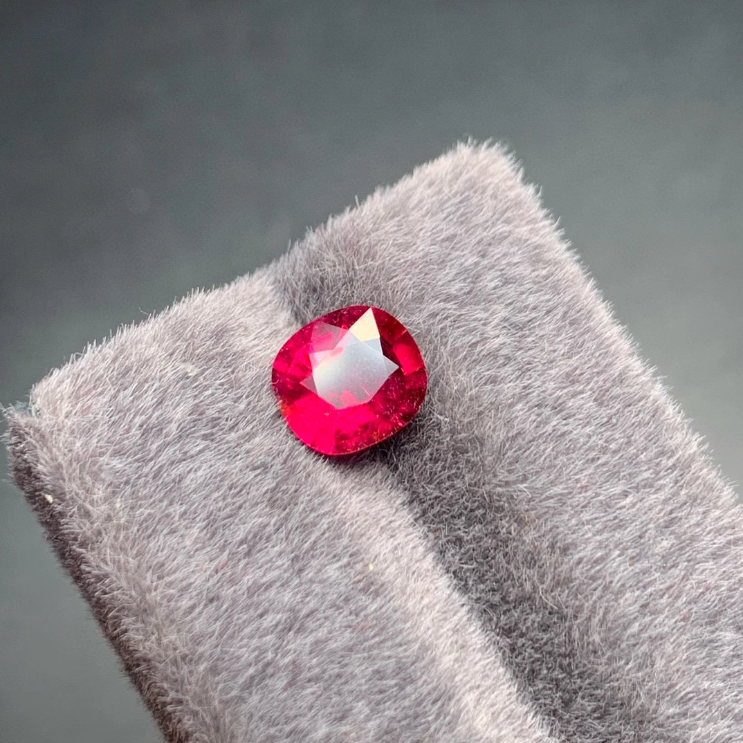 天然卢比来红碧玺 1.74克拉 颜色漂亮 鸽血红色