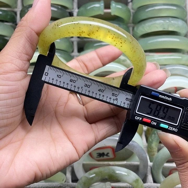 蛇纹石玉未镶嵌手镯330