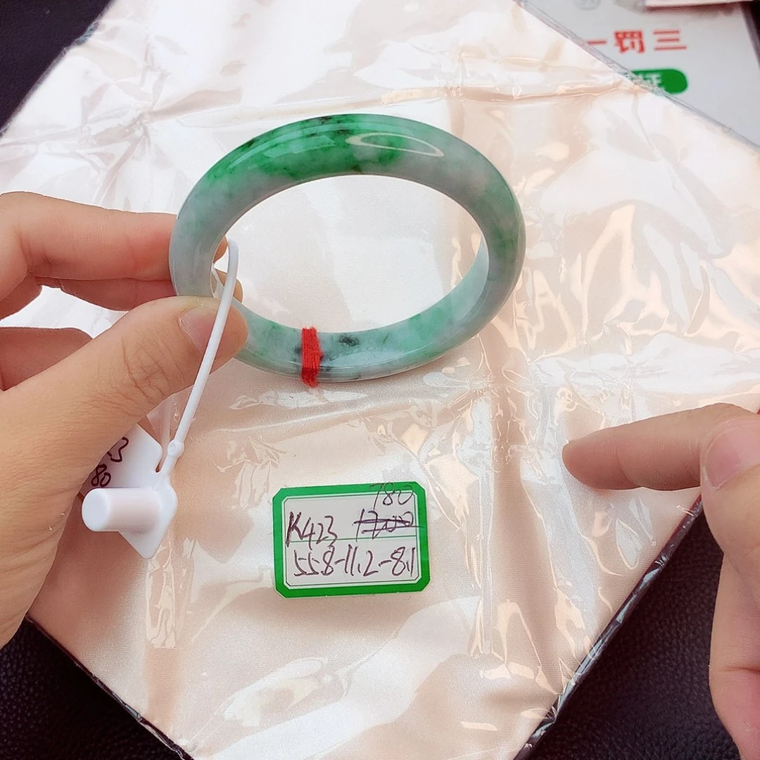 翡翠手镯未镶嵌翡翠