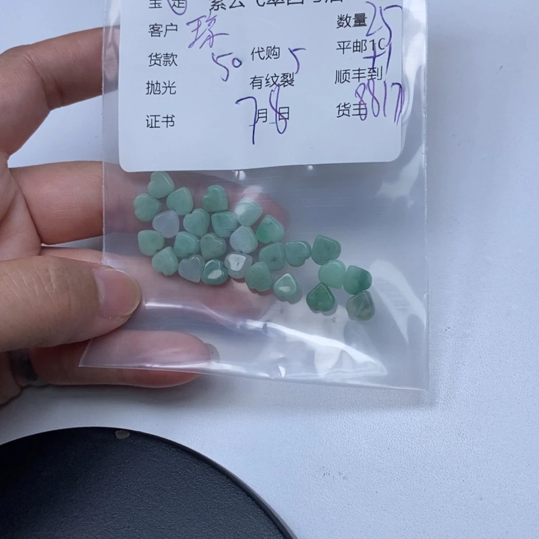 翡翠未镶嵌颈饰琼****）翡翠吊坠