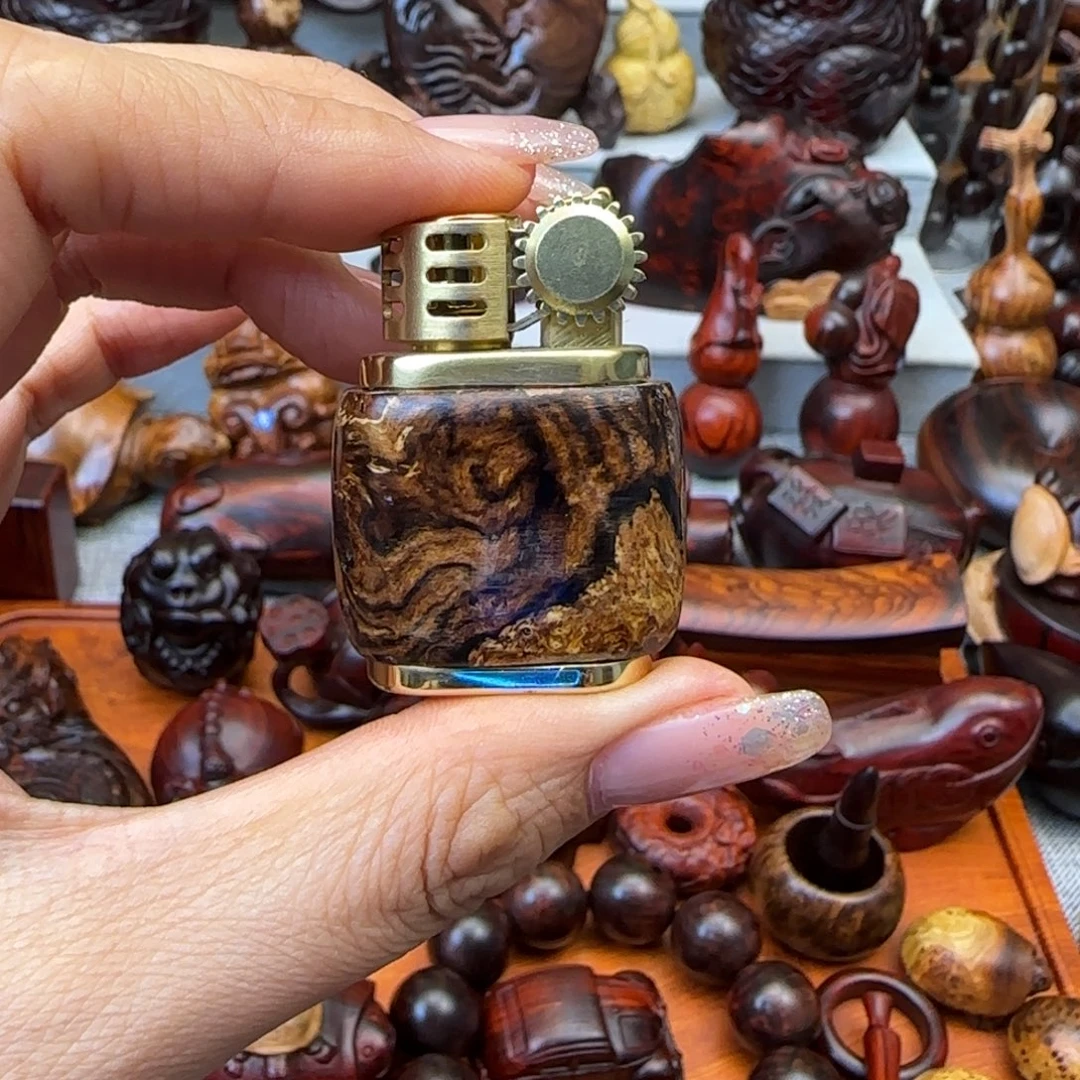 小***宸木麻梨疙瘩雕刻火机把件