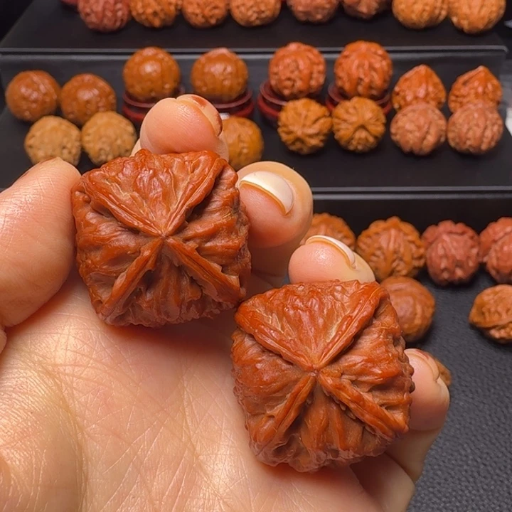 和***她文玩核桃吊坠四棱