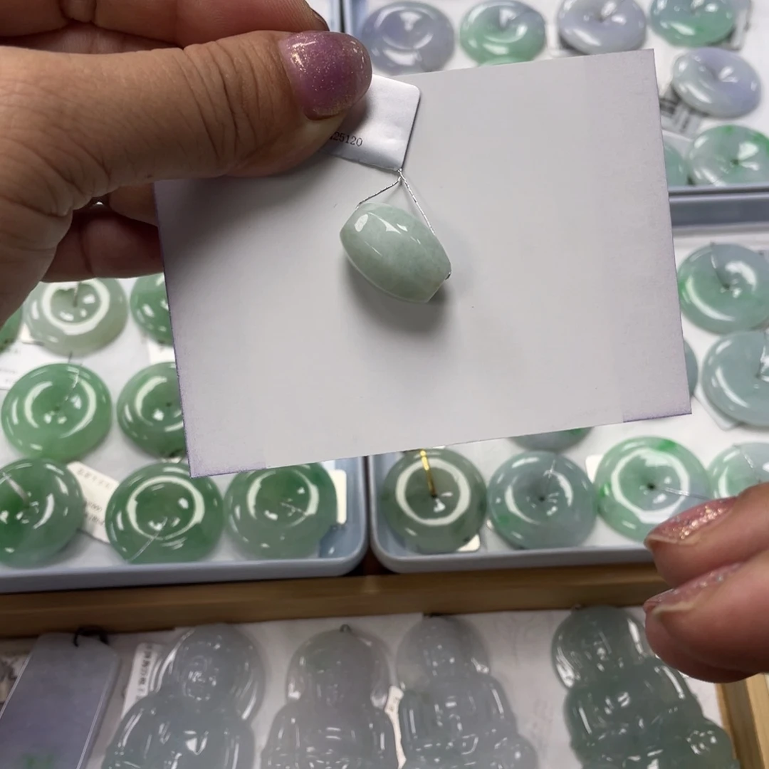 翡翠颈饰未镶嵌路路通