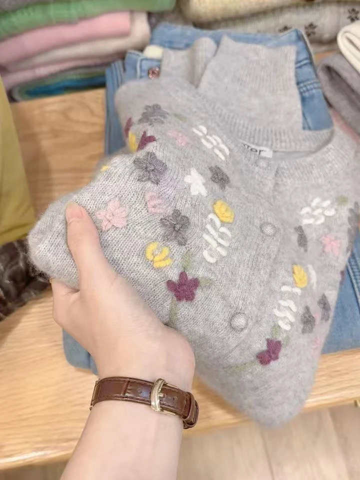 七言家巨好看   #浅灰手钩花朵软糯包扣毛衣开衫-2730